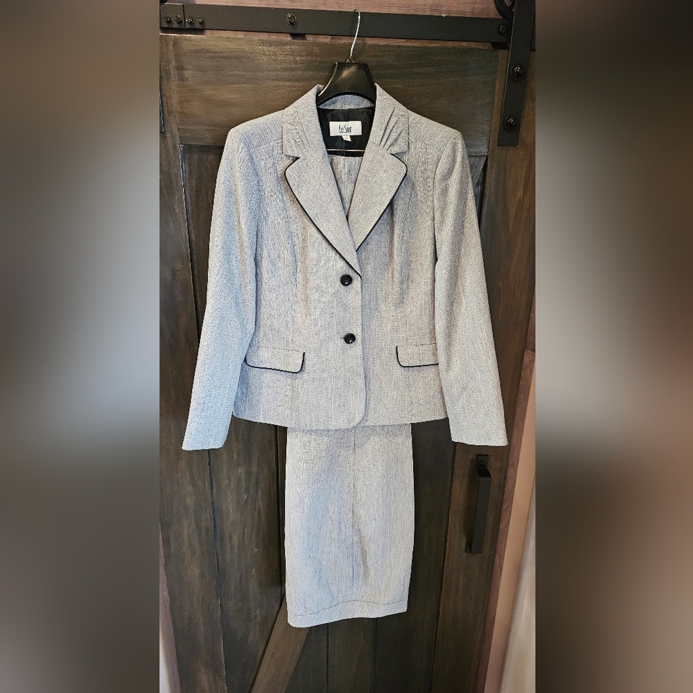 Le Suit Women's Pant Suit - Size 18 - Light Blue/Gray